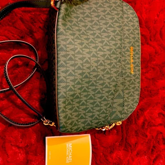 Brand New With Tags MICHAEL Michael Kors Jet Set Travel Medium Dome Crossbody - Picture 5 of 5